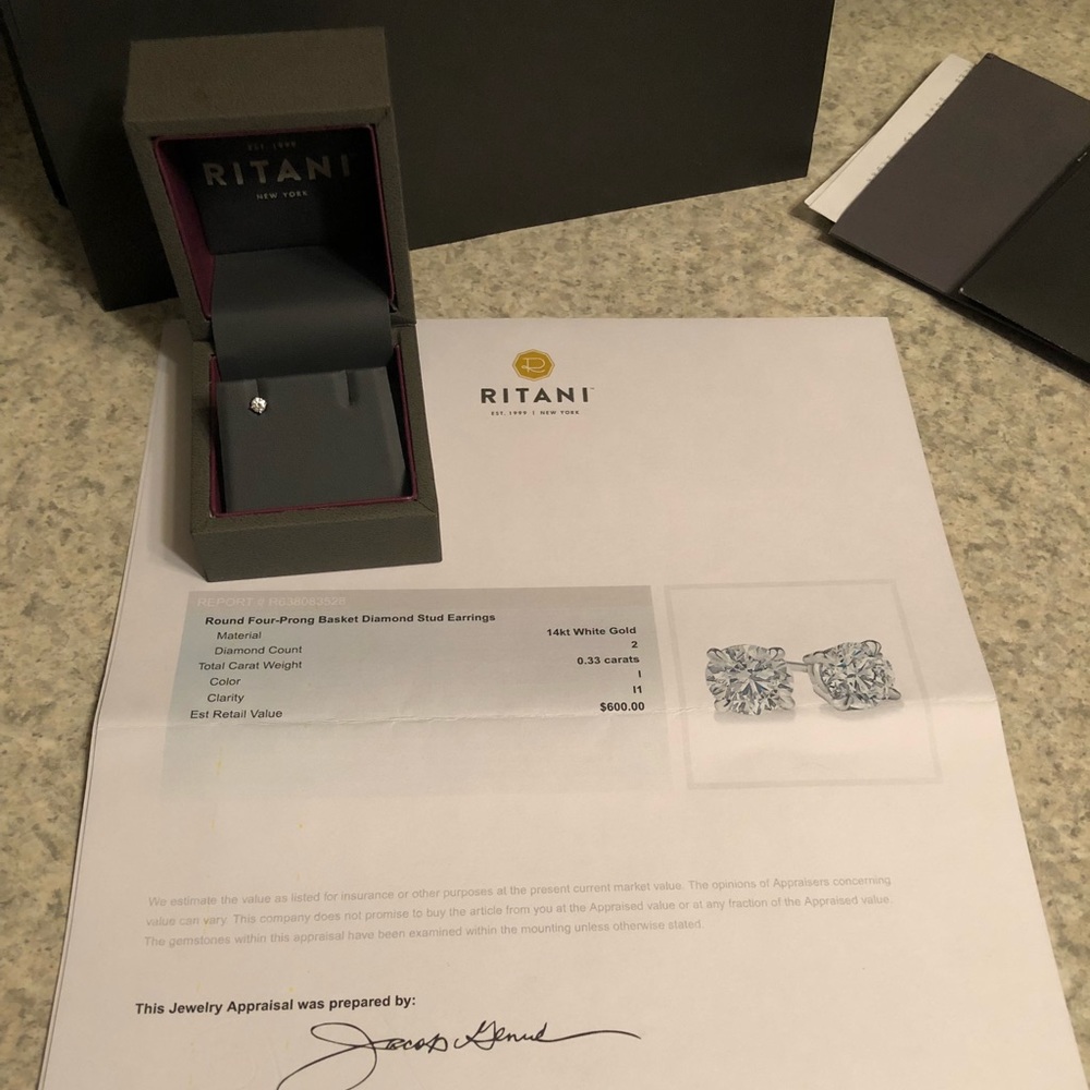 Single Diamond Stud earring in 14kt white gold.